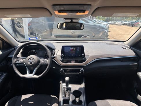 Used 2025 Nissan Altima 2.5 SV FWD image 33