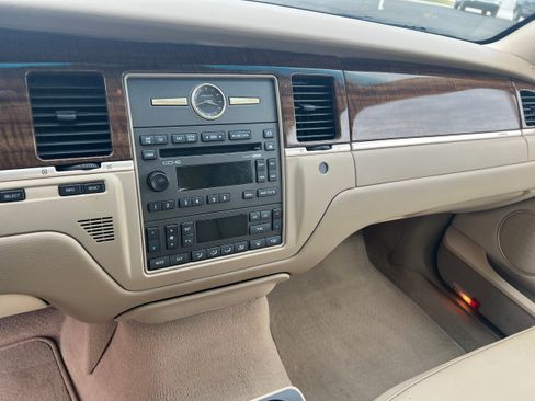 Used 2007 Lincoln Town Car Designer Series RWD image 11