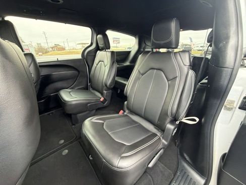 Used 2025 Chrysler Voyager LX FWD image 28