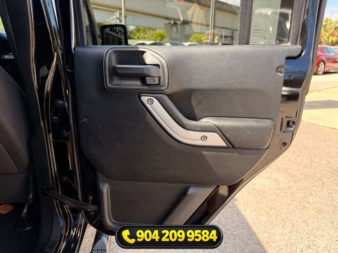 Used 2017 Jeep Wrangler Unlimited Rubicon w/ Connectivity Group AWD/4WD image 27
