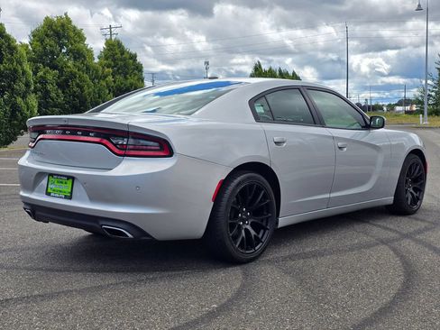 Used 2019 Dodge Charger SXT RWD image 5