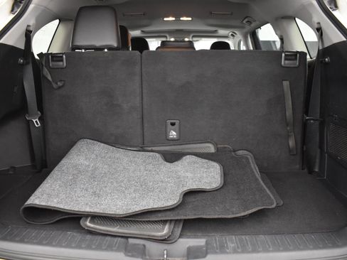 Used 2021 Toyota Highlander XLE AWD/4WD image 13