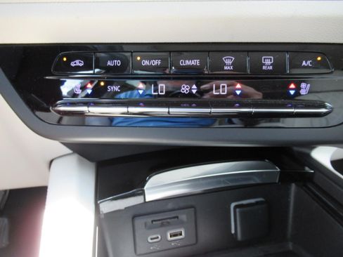 Used 2022 Buick Envision Avenir w/ Technology Package II FWD image 29