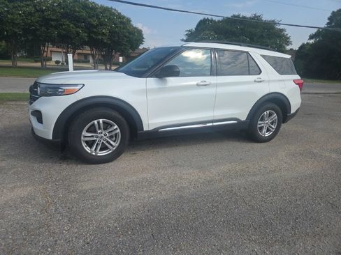 Used 2024 Ford Explorer XLT RWD image 5