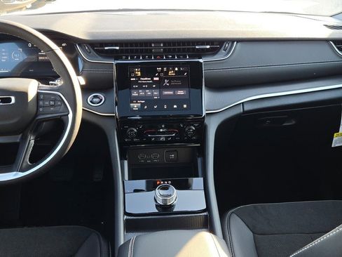 New 2025 Jeep Grand Cherokee Altitude image 21