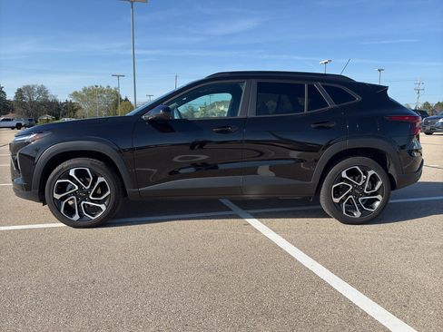 Used 2025 Chevrolet Trax RS w/ Sunroof Package FWD image 2
