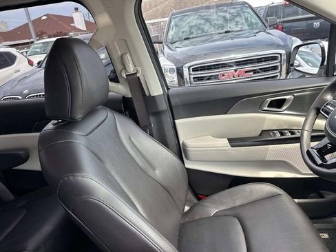 Used 2024 Kia Carnival LX FWD image 13