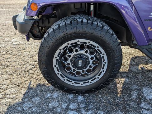 Used 2017 Jeep Wrangler Sahara image 9