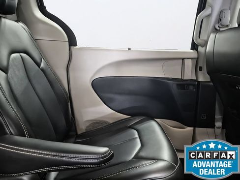 Used 2023 Chrysler Pacifica Touring-L FWD image 29
