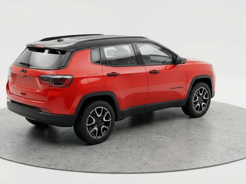 Used 2025 Jeep Compass Trailhawk image 9