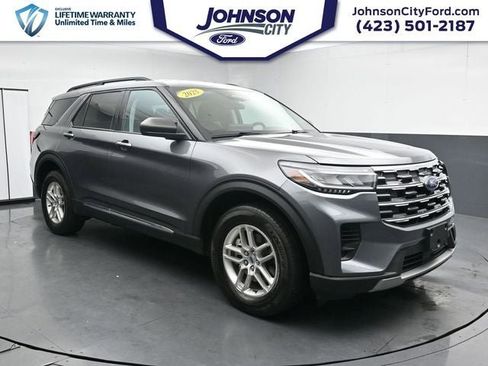 Certified 2025 Ford Explorer Active AWD/4WD image 2