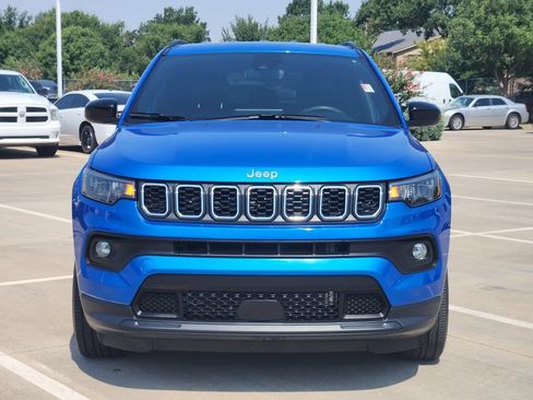 Used 2024 Jeep Compass Latitude AWD/4WD image 2