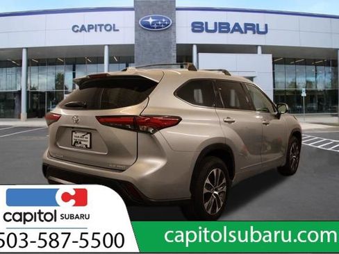 Used 2022 Toyota Highlander XLE AWD/4WD image 4