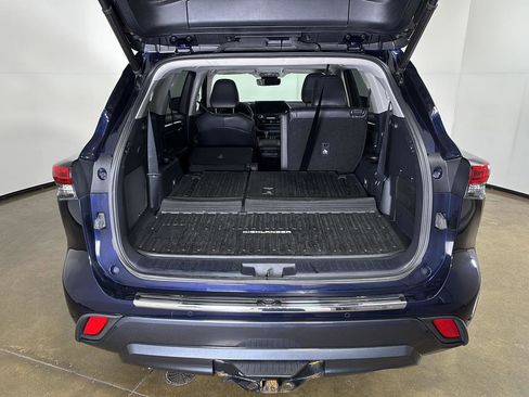 Used 2023 Toyota Highlander Limited image 16