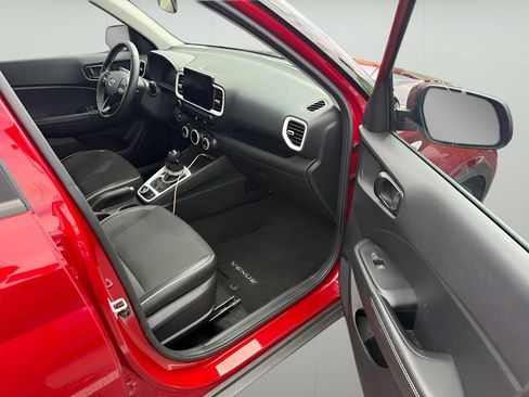 Used 2023 Hyundai Venue Limited FWD image 6