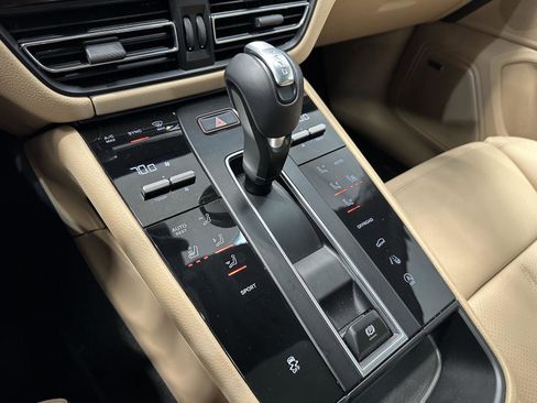 Used 2025 Porsche Macan AWD/4WD image 30