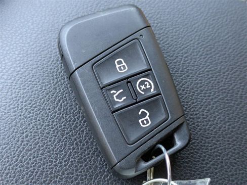 Used 2024 Volkswagen Tiguan SE image 36