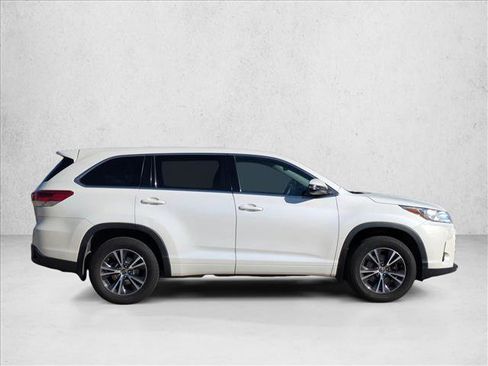 Used 2018 Toyota Highlander LE image 4