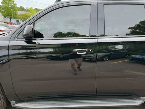 Used 2017 Chevrolet Tahoe LT w/ Luxury Package AWD/4WD image 5