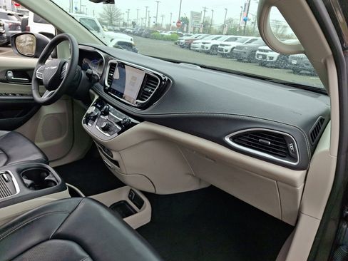 Used 2023 Chrysler Pacifica Touring-L FWD image 11
