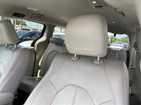 Used 2021 Chrysler Pacifica Touring-L FWD image 19