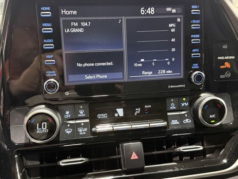 Used 2020 Toyota Highlander L AWD/4WD image 11