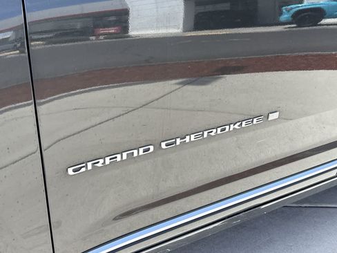 Used 2023 Jeep Grand Cherokee Summit w/ Luxury Tech Group V AWD/4WD image 9