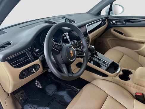 Certified 2026 Porsche Macan AWD/4WD image 4