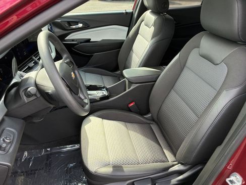 Used 2025 Chevrolet Trax LT image 35