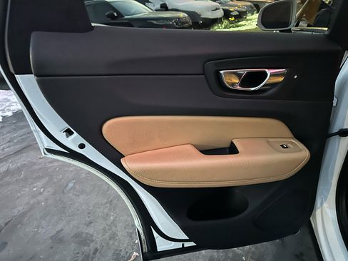 Used 2019 Volvo XC60 T5 Momentum w/ Multimedia Package image 36