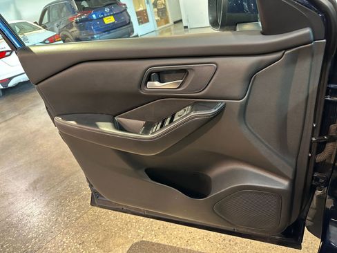 Used 2025 Nissan Rogue SV FWD image 18