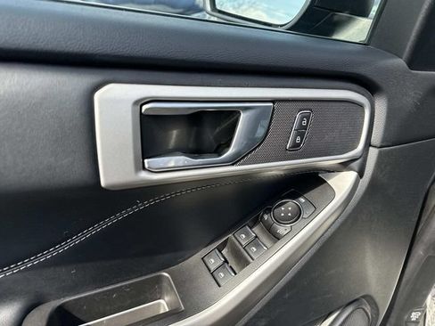 Used 2023 Ford Explorer XLT AWD/4WD image 9
