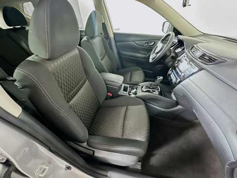 Used 2017 Nissan Rogue SV image 28