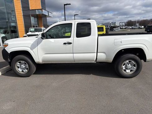 Used 2022 Toyota Tacoma SR image 2