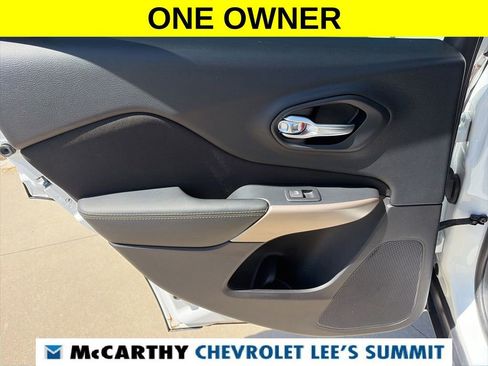 Used 2017 Jeep Cherokee Latitude w/ Cold Weather Group AWD/4WD image 37