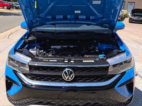 Used 2022 Volkswagen Taos SE w/ Panoramic Sunroof Package FWD image 5