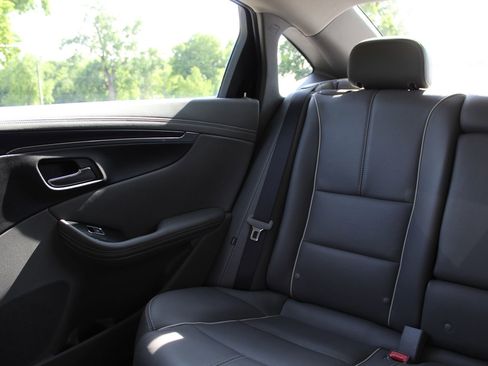Used 2017 Chevrolet Impala Premier w/ Enhanced Convenience Package FWD image 12