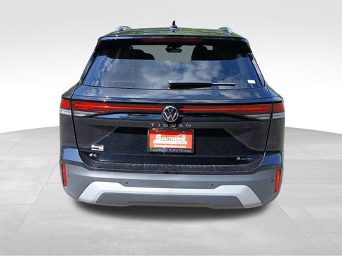 New 2025 Volkswagen Tiguan SE image 4