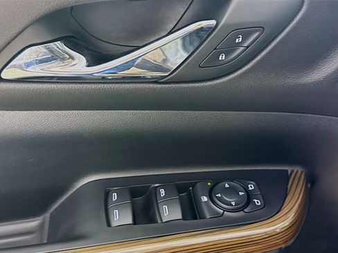 Used 2023 GMC Acadia SLE w/ Driver Convenience Package FWD image 21