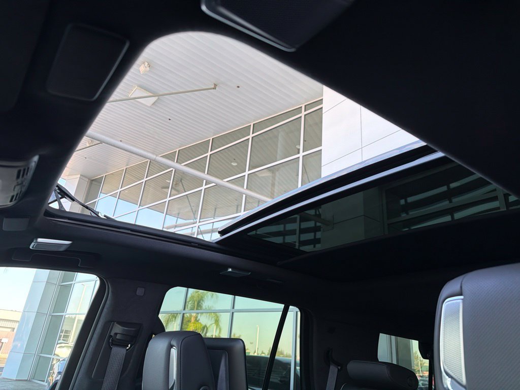 Used 2024 Cadillac Escalade Premium Luxury Platinum AWD/4WD image 13