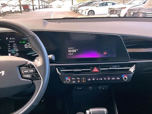 Used 2023 Kia Niro SX image 7