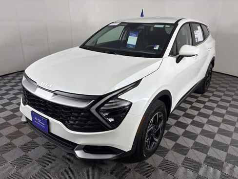 Used 2025 Kia Sportage LX image 3