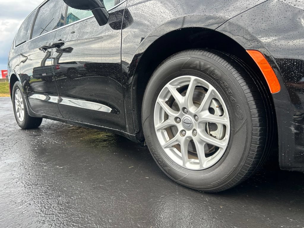 Used 2025 Chrysler Pacifica Select FWD image 11