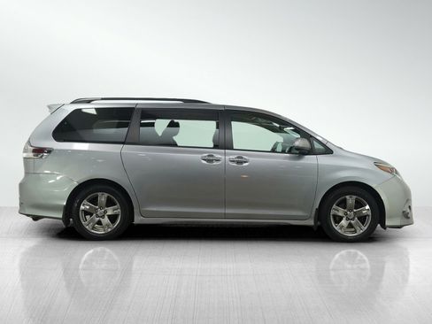 Used 2016 Toyota Sienna SE Premium image 6