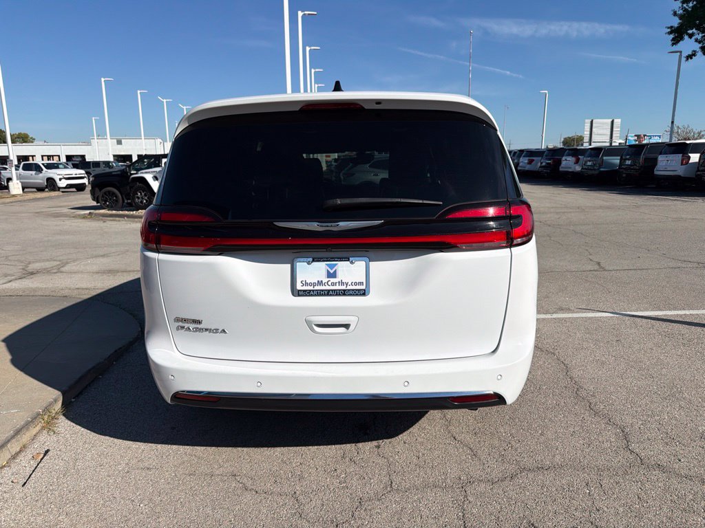 Used 2025 Chrysler Pacifica Select FWD image 4