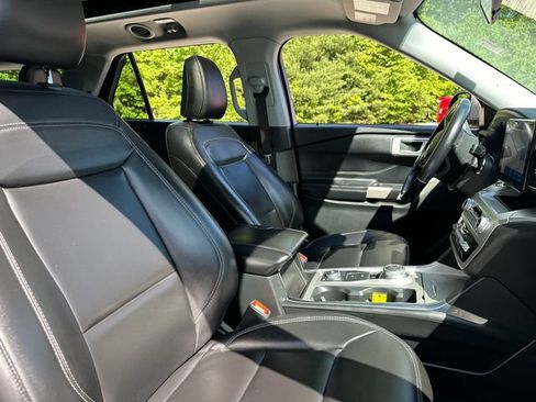 Used 2022 Ford Explorer XLT w/ Equipment Group 202A AWD/4WD image 19