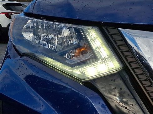 Used 2020 Nissan Rogue SV image 9