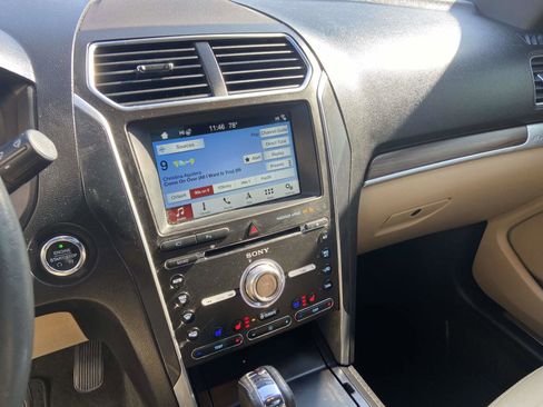 Used 2017 Ford Explorer Limited image 18