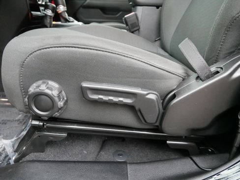 Used 2021 Jeep Wrangler Unlimited Sahara w/ Uconnect 4C Nav & Sound Group AWD/4WD image 15