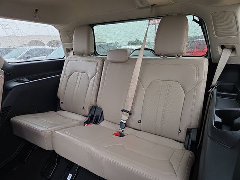 Used 2024 Ford Expedition Limited AWD/4WD image 10